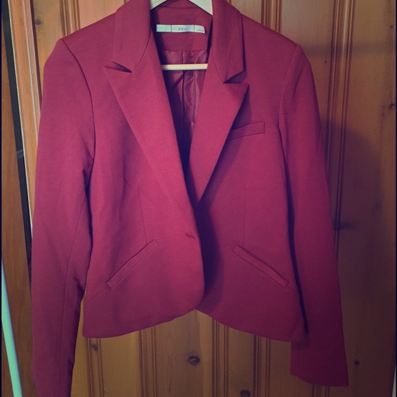Gibson 3/4 sleeve, cropped blazer in deep red.