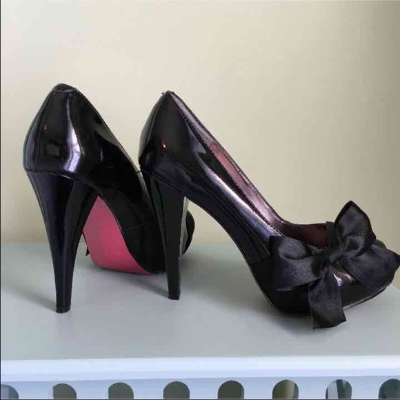 🎉SALE🎉Black patent leather peep toe pumps