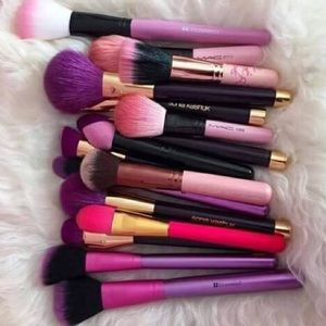 Makeup brushes