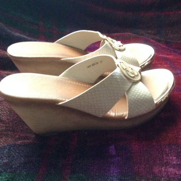 CLN Shoes - Picture 2 of 3