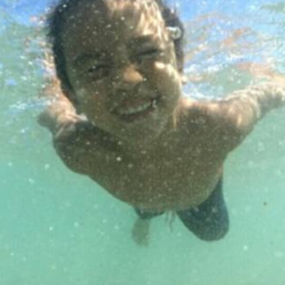 e l l e - Picture 2 of 2