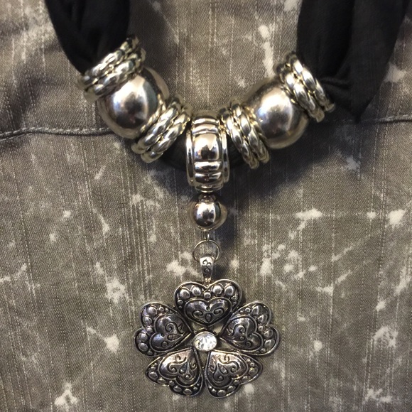 ⭐️SOLD⭐️ Scarves from Los Angeles - Picture 4 of 4