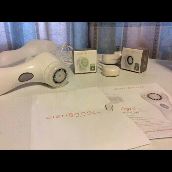 Clarisonic Mia 2 w/ 2 Additional Brush Heads - Picture 1 of 4