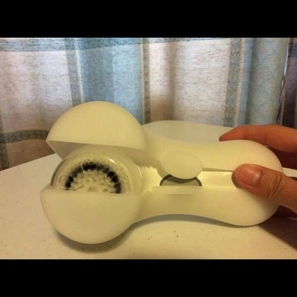 Clarisonic Mia 2 w/ 2 Additional Brush Heads - Picture 2 of 4
