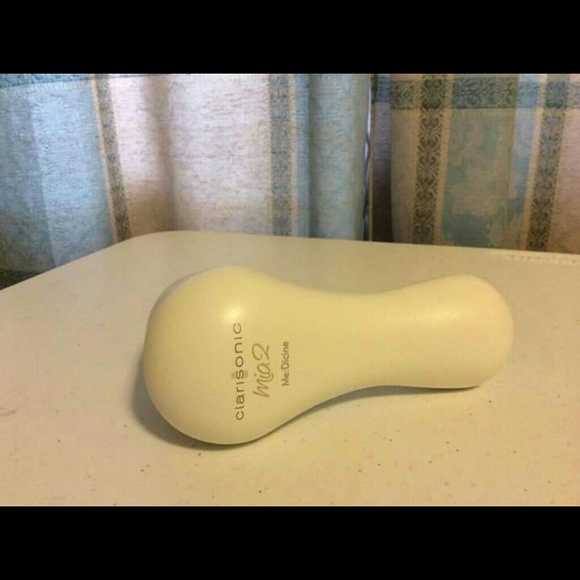 Clarisonic Mia 2 w/ 2 Additional Brush Heads - Picture 3 of 4
