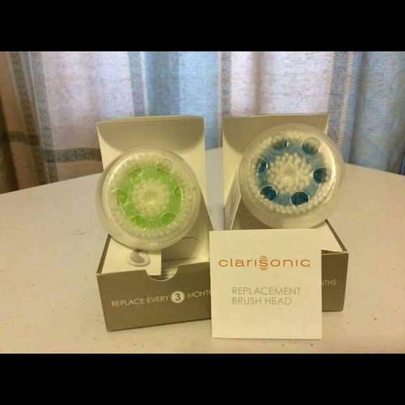 Clarisonic Mia 2 w/ 2 Additional Brush Heads - Picture 4 of 4