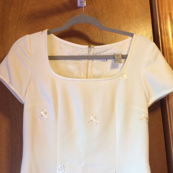 Vintage Ann Taylor off white dress. Size 2 - Picture 2 of 4