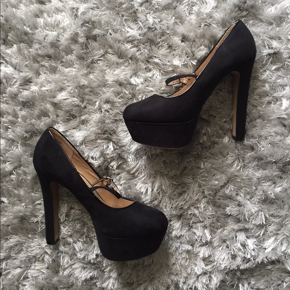 Gorgeous black pumps