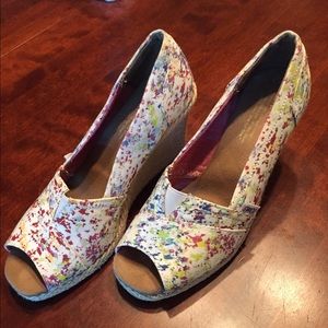 TOMS splatter patterned canvas grossgrain wedges