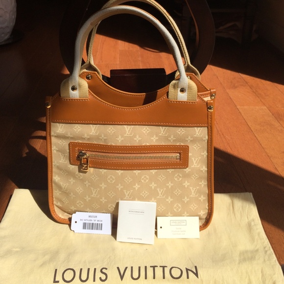 Louis Vuitton Handbags - Louis Vuitton Monogram Mini canvas bag/purse