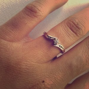 14K white gold and diamond promise ring