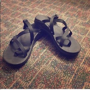 Black toe loop chacos!🌸