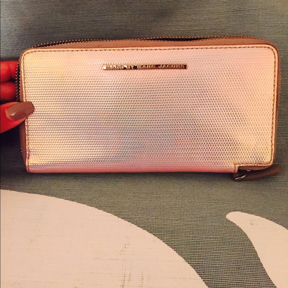 MARC BY MARC JACOBS ZIP AROUND WALLET