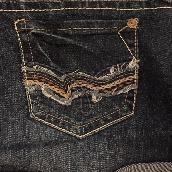 Short shorts - Picture 3 of 3