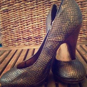 Fergie round toe brown and gold metallic heels