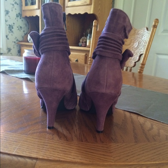 SOLD Bijou genuine purple suede booties 7.5W - Picture 3 of 4