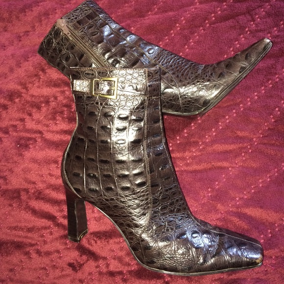Zip up ankle boots by Bandolino. Brown leather 7M
