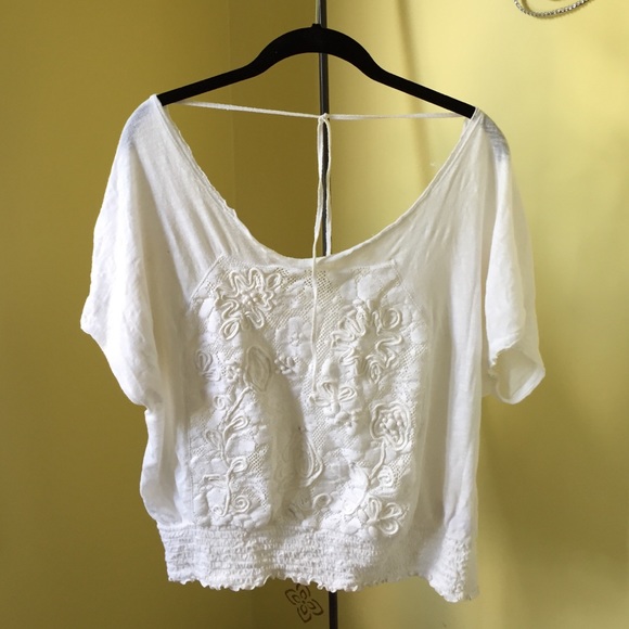 Free People White Flower Detailed Shirt! 😍💕