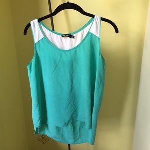 ❤️Turquoise and white color block tank! 😘