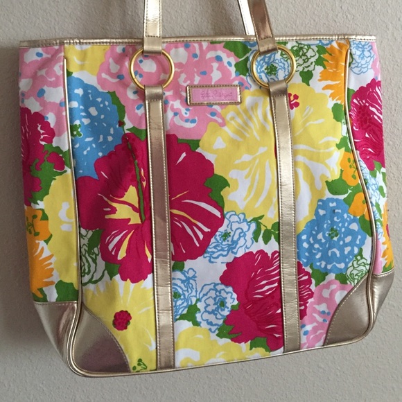 Large Lilly Pulitzer bag .closet closing Jan 5th.