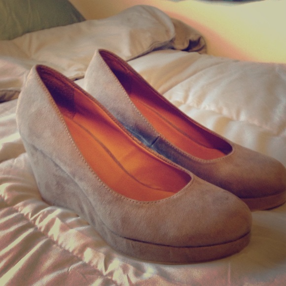 Nine West 8 1/2 grey suede wedges