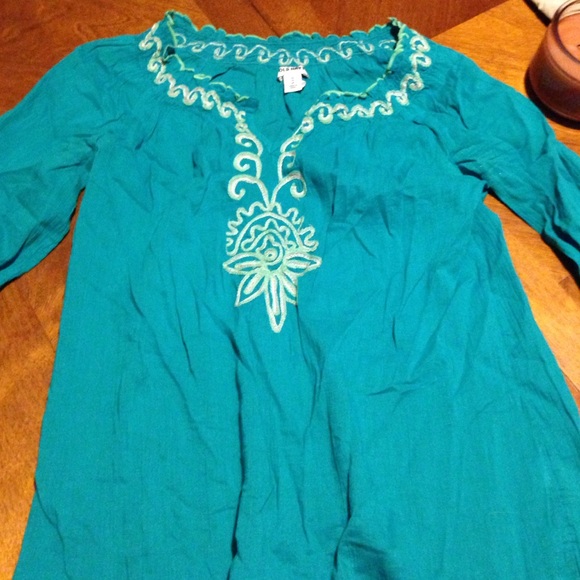 Til green with design around the neck.