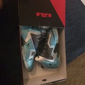 Lebron xI gamma blues size 8.5