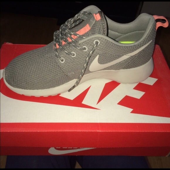 Women's Nike Roshes run size 7