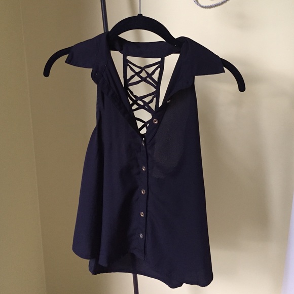 Black Top with Criss-Cross Back Detailing ❤️