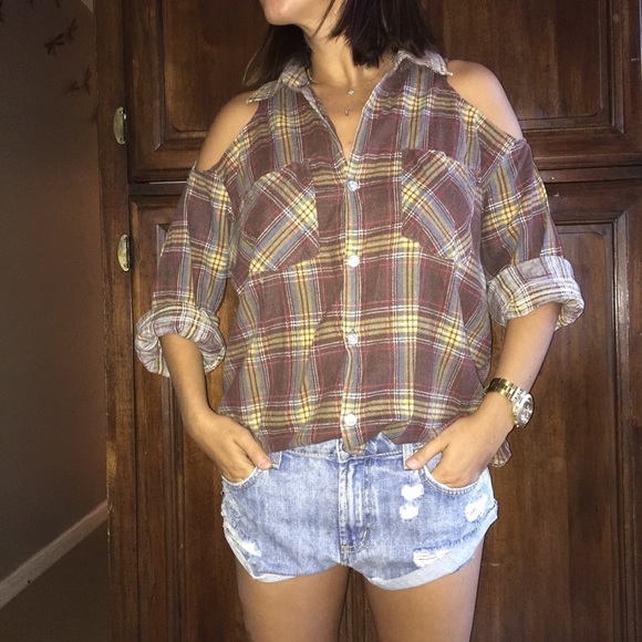 LF Tops - 🎉HOST PICK!🎉 LF cut out / cold shoulder flannel