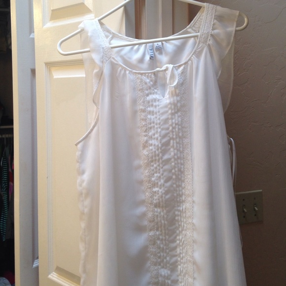 While sleeveless dress shirt