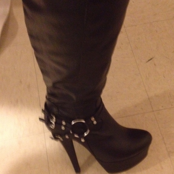 Hot Black Boots with Silver Buckles - Picture 2 of 4