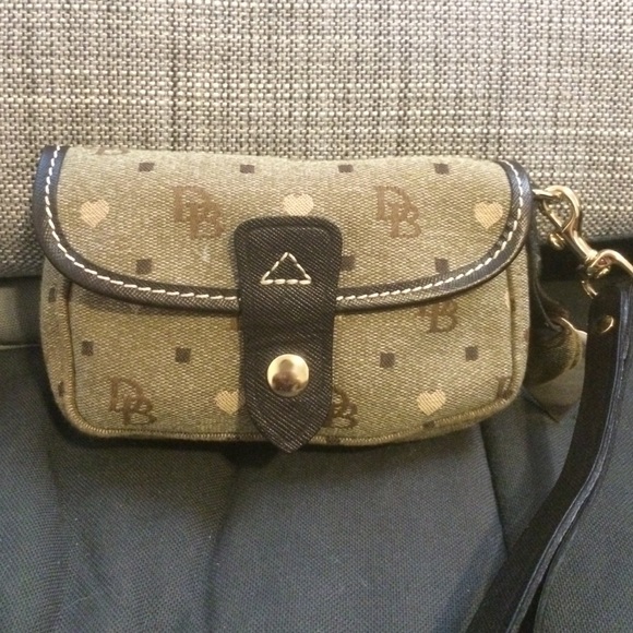 SOLD on 〽️ Dooney & Bourke Wristlet