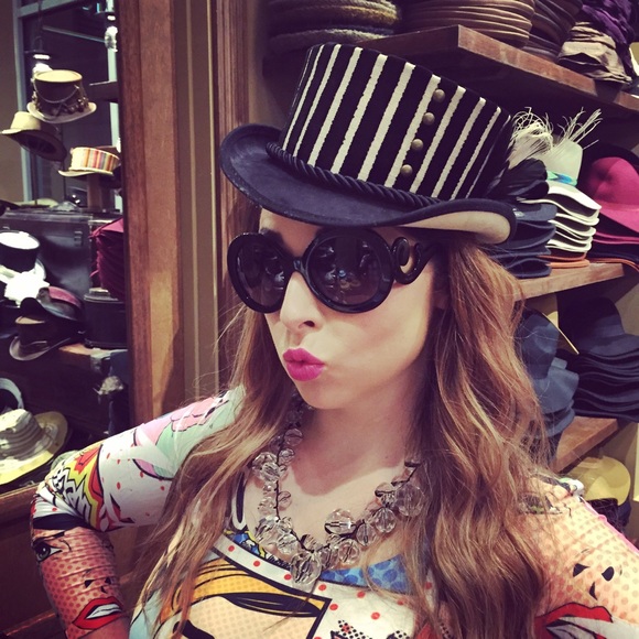 Meet your Posher, Lace - Picture 3 of 4