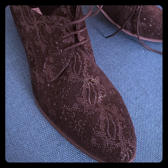 Steve Madden shoes suede with design