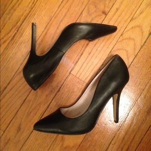 Aldo Black Leather Pumps