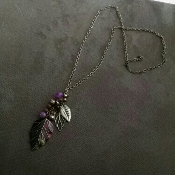Leaf detail necklace