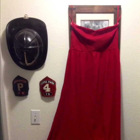 Floor length strapless dress.
