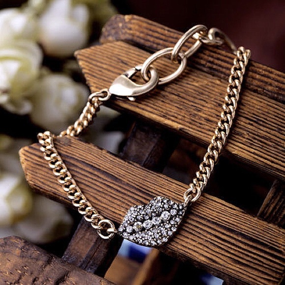 CLOSET CLOSING - Kiss Bracelet