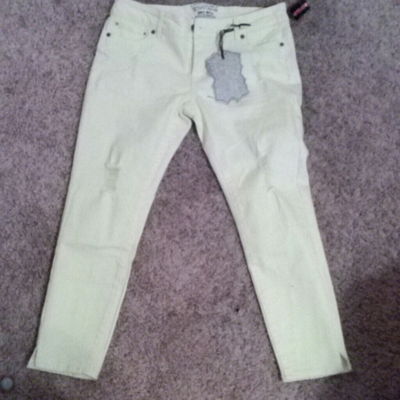 Light Spring Yellow Capri Jeans