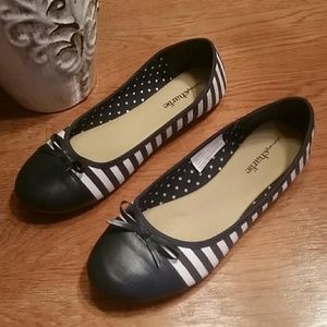 Charming Charlie Navy & White Flat