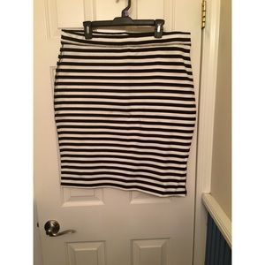 Old Navy Black and White Pencil Skirt