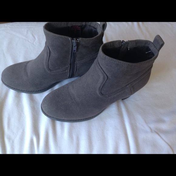 Short heeled boots