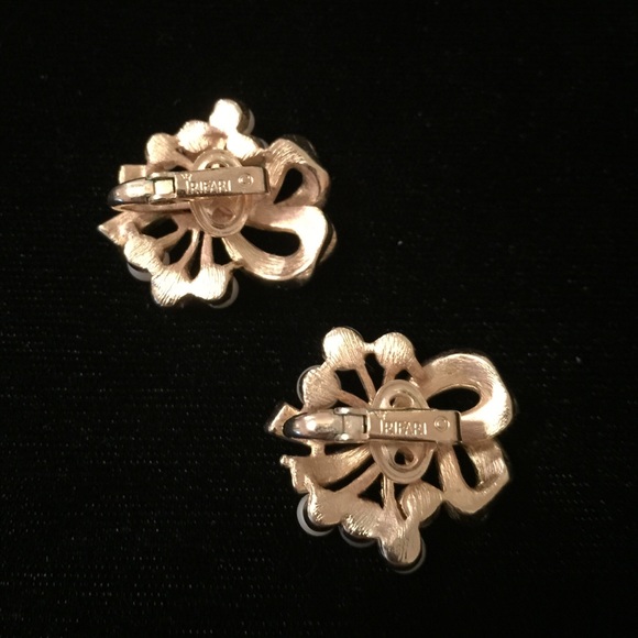 Vintage TRIFARI earrings - Picture 2 of 4