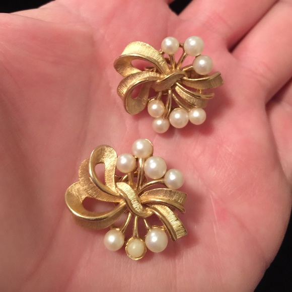 Vintage TRIFARI earrings - Picture 3 of 4