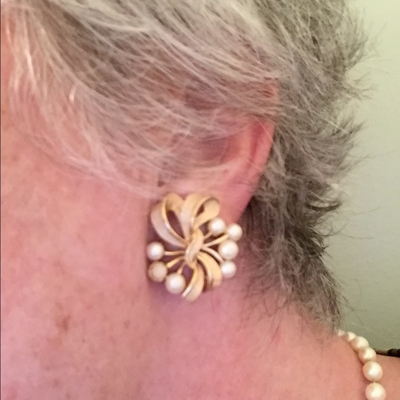 Vintage TRIFARI earrings - Picture 4 of 4