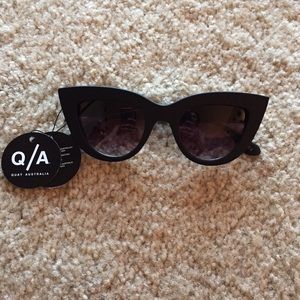 Quay Kitti sunglasses in black NWT!