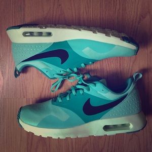 Nike Air Max Tavas "Green Glow" sz 10.5 Men