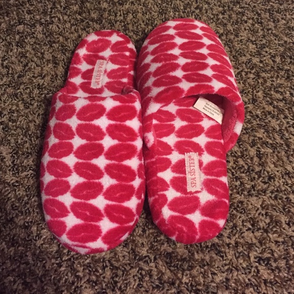 Kiss lips slippers
