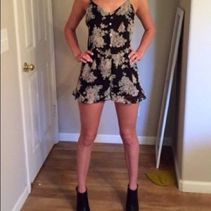 Floral Romper, V-back 👠◾️